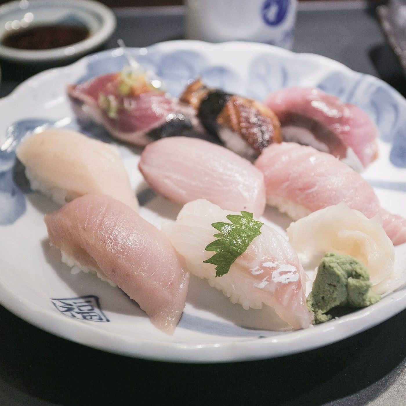 Nigiri de pescados de estación sobre un plato de cerámica